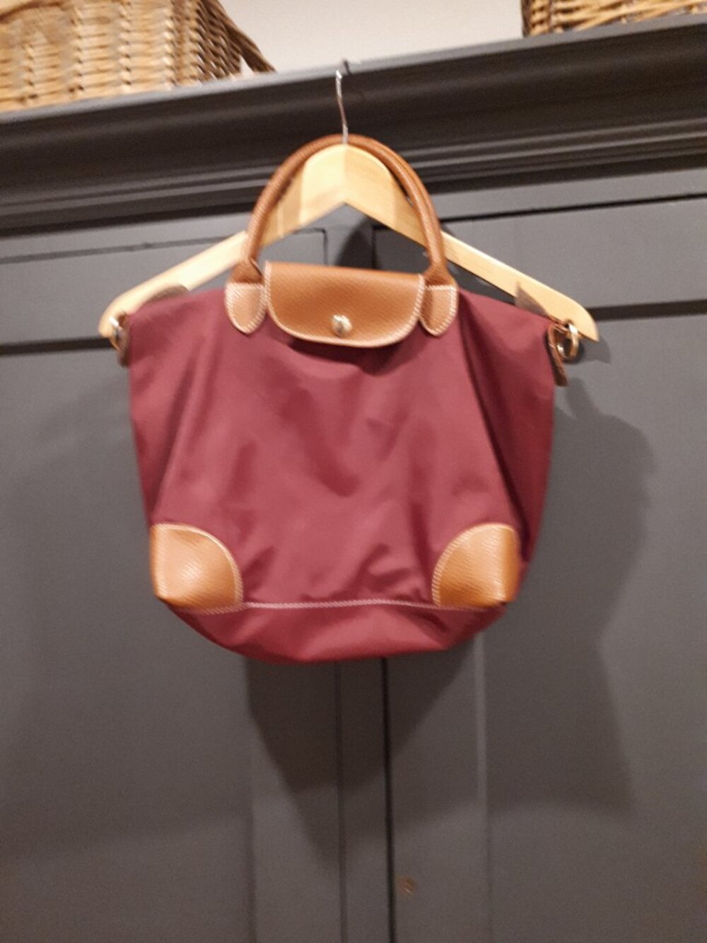 Purse. Leather features
